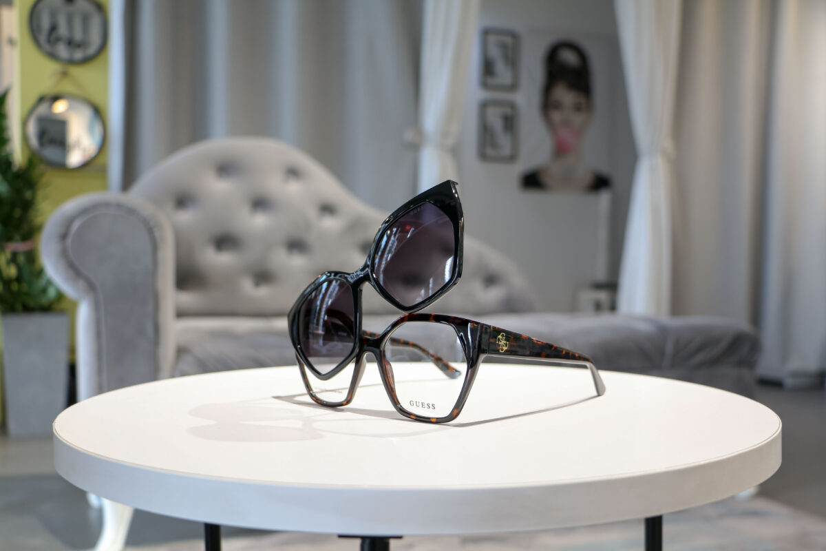 Guess clip-on рамки за наочари во Оптика Призма